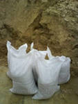 Песок,  цемент,  керамзит,  известковый  раствор,  щебень - фасованные в мешках. Доставка,  грузчики.