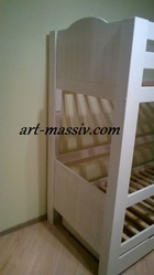 Двухъярусная кровать c декоративной резьбой
