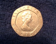 Продам монету elizabeth 2 new pence 20 1982