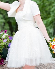 Белое короткое платье
