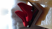 замшевые красные туфли
