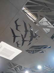 Металлический подвесной потолок из фрезерованных панелей