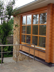 Деревянные окна из массива сосны для дачи.