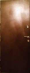 Дверь металлическая входная с коробкой и двумя замками.